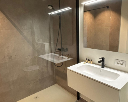 Badkamer met douche