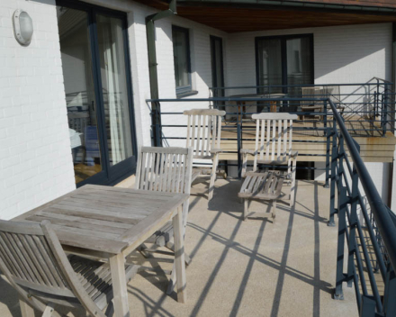 zonnig terras achteraan