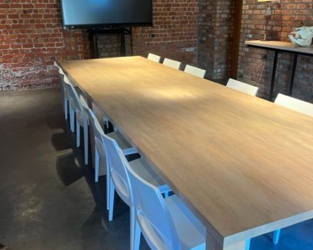 ruime vergadertafel voor 8 tot 10 personen, met smartbord.